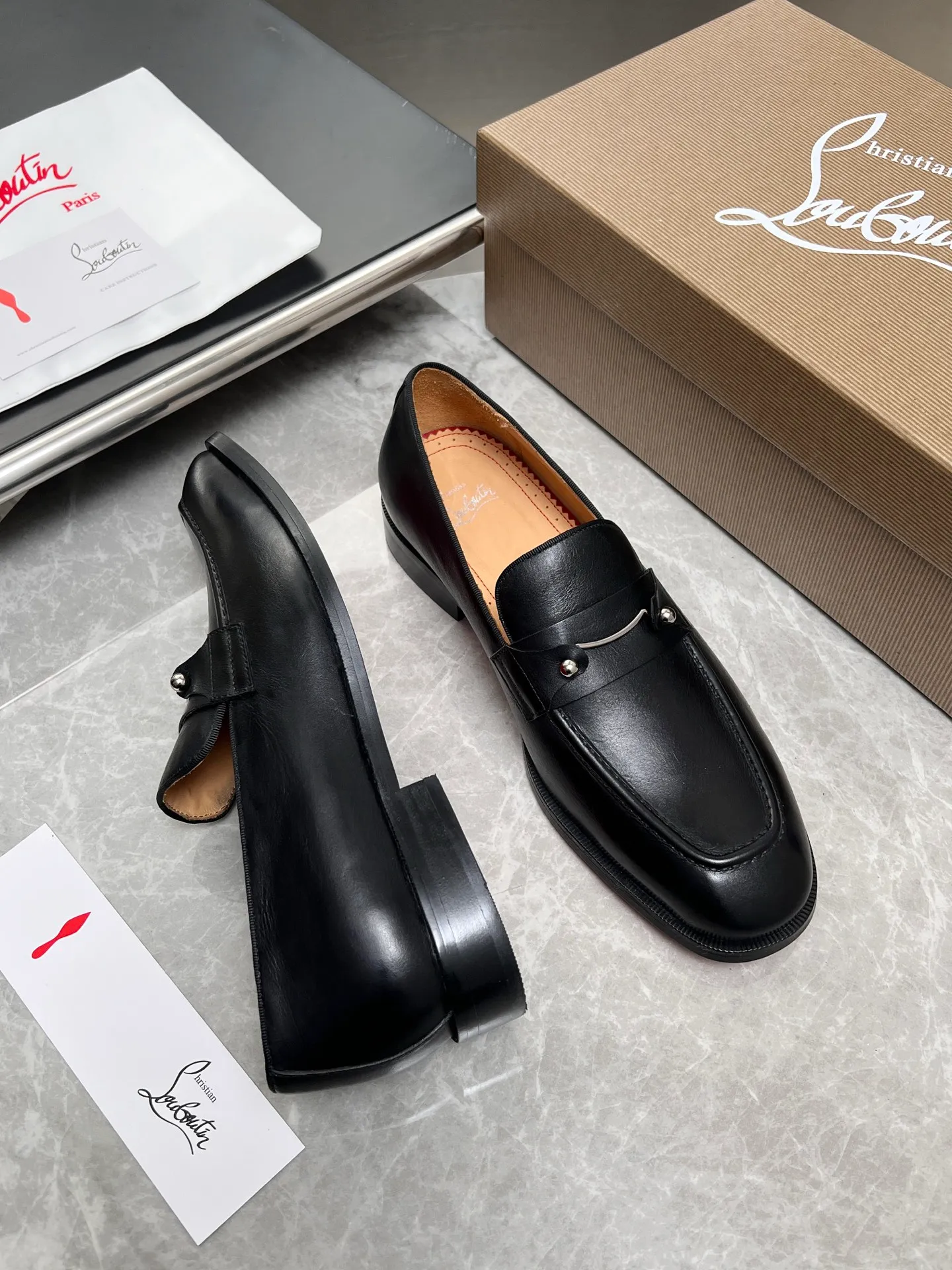 [CL red sole] Top P: 900💰 Number of yards: 39~44 (38.4546. Customized, non-refundable) CL new men's formal shoes Loaf leather shoes Christia* Loubouti* red sole shoes The red sole is luxurious and elegant, reshaping the style boundary of casual formal wear. It is extremely innovative in material selection, and creates a rich visual and tactile experience through the collision of different materials! Made of top-grade calfskin/glossy patent leather/spliced ​​technical fabric in contrasting colors. The upper is stitched by hand with fine and even stitching. It is based on the square-toe loafer shoe shape, with neat and elegant lines, which fits the toughness of men's wear. The upper is embellished with metal rivets, injecting individual details into classic loafers, breaking the mediocrity of casual shoes, and giving a concrete expression of "low-key luxury". From the original color/red cowhide lining inside the shoe to the instantly recognizable red sole, the "red sole" is not only the brand's visual identity, but also a "luxury codeword" when walking. The red sole exposed inadvertently conveys taste and identity instantly. From the innovative splicing of materials, to the personalized fusion of design, to the ingenious inheritance of craftsmanship, the Christian Louboutin men's loafer series is not only a pair of casual shoes, but also a "yuppie style" dressing weapon for men. Whether it is a casual business meeting or a casual look for daily travel, it can help you become a unique and stylish man in every occasion with its "red Loaf" attitude.